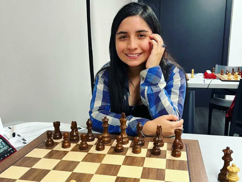Anahí Ortiz, alumna PUCE, gana Iberoamericano de Ajedrez