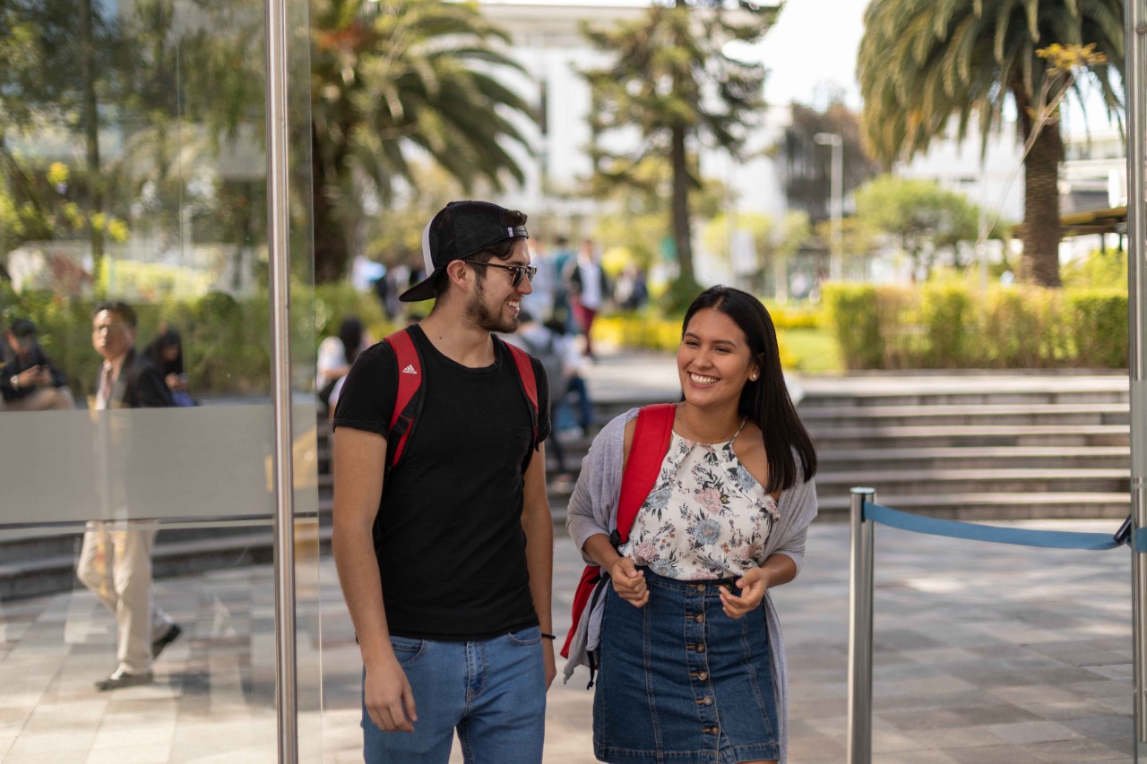 La PUCE Ofrece Una Variedad De Becas Por Excelencia Académica Y Temas ...