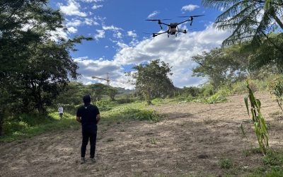 PUCE lanza dron capaz de botar miles de semillas de árboles en minutos