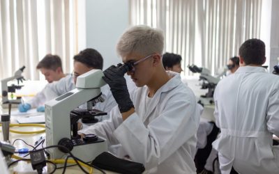 Cinco razones para estudiar Laboratorio Clínico