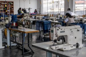 En el área de confecciones del Centro Una Familia de Familias.