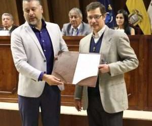 Asamblea Nacional condecora a Centro Una Familia de Familias