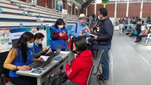 Servicio Jesuita a Refugiados en la PUCE, en la entrega de pasaportes a ciudadanos venezolanos.