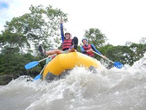 Turistas de la empresa Ríos Ecuador, del alumni Santiago Cisneros. Imagen tomada en el Río Jatunyacu en Tena.
