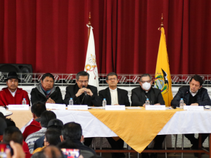 En el Seminario Mayor, firma de acta por la paz, entre Conaie y Gobierno.