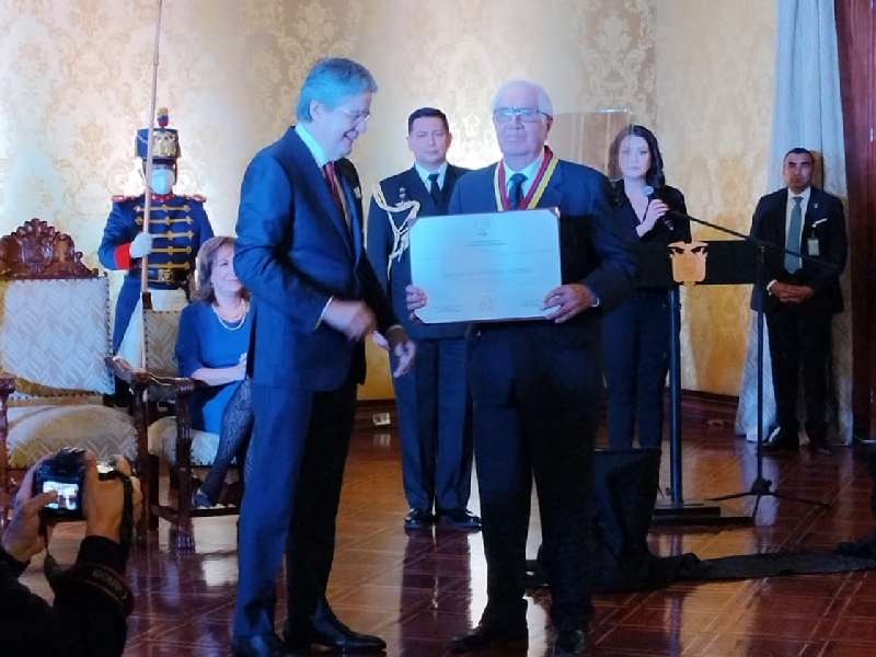 Docente PUCE recibe Premio Eugenio Espejo