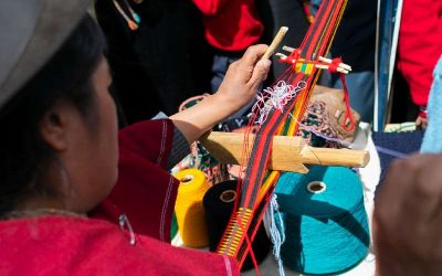 Tejiendo mi faja, haciendo redes: proyecto que enseña y sirve