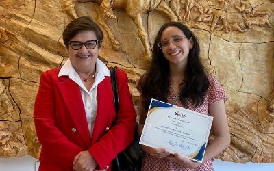 Graduada PUCE recibe reconocimiento gubernamental por mérito académico