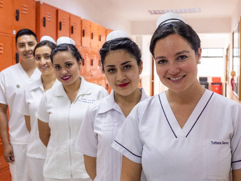 Escasez de profesionales de enfermería afecta a Ecuador
