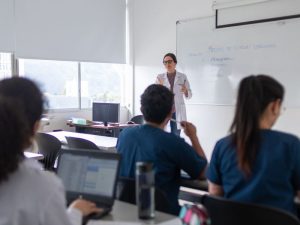 Las casas abiertas y asistencia a clases de prueba pueden ser acercamientos valiosos para elegir una carrera.