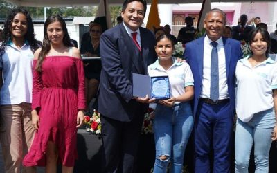 La PUCE Esmeraldas recibió reconocimientos de tres Gobiernos Autónomos por su excelencia académica