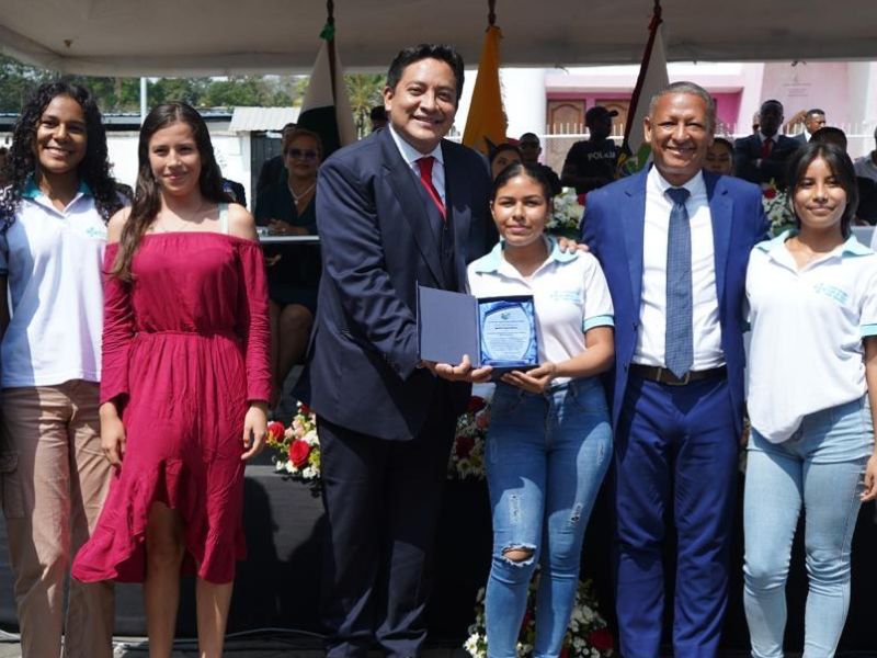 La PUCE Esmeraldas recibió reconocimientos de tres Gobiernos Autónomos por su excelencia académica