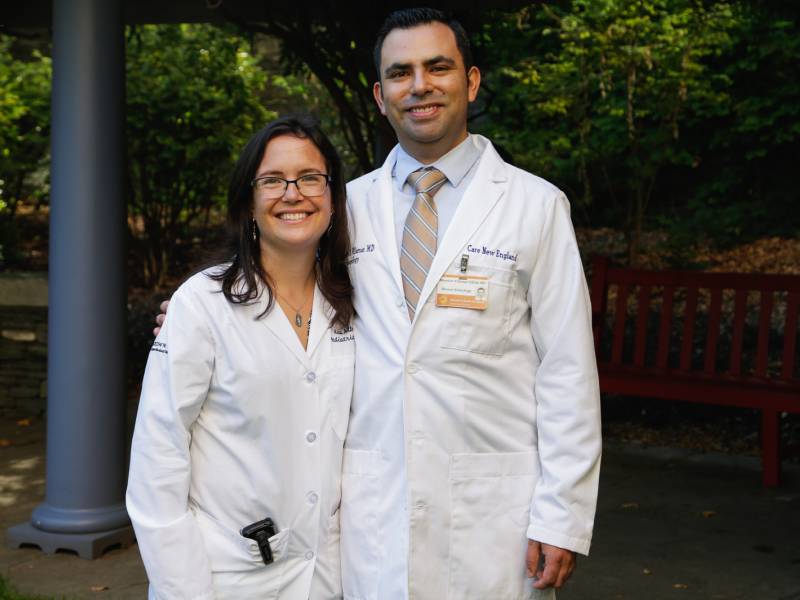 Los neurólogos Ana Cristina y Mauricio, alumni PUCE, son más para servir mejor