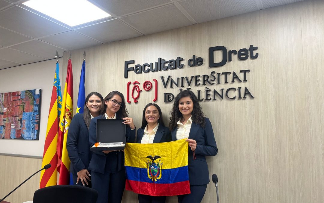 Estudiantes de PUCE Ambato ganan premio internacional