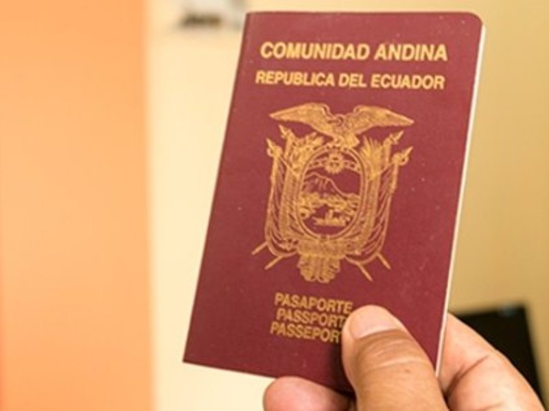 Caso Alondra Santiago: ¿cuándo es legal revocar una visa en Ecuador?