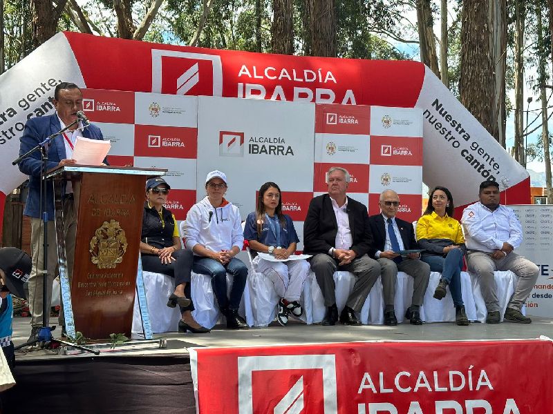 Entrega de beca por parte de la PUCE I a Glenda Morejón, vicecampeona olímpica, en reconocimiento a su destacada trayectoria y logros en el deporte.