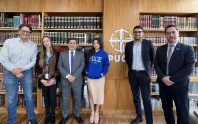 PUCE entrega becas a dos jóvenes migrantes de un documental de UNICEF