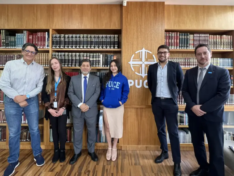 PUCE entrega becas a dos jóvenes migrantes de un documental de UNICEF