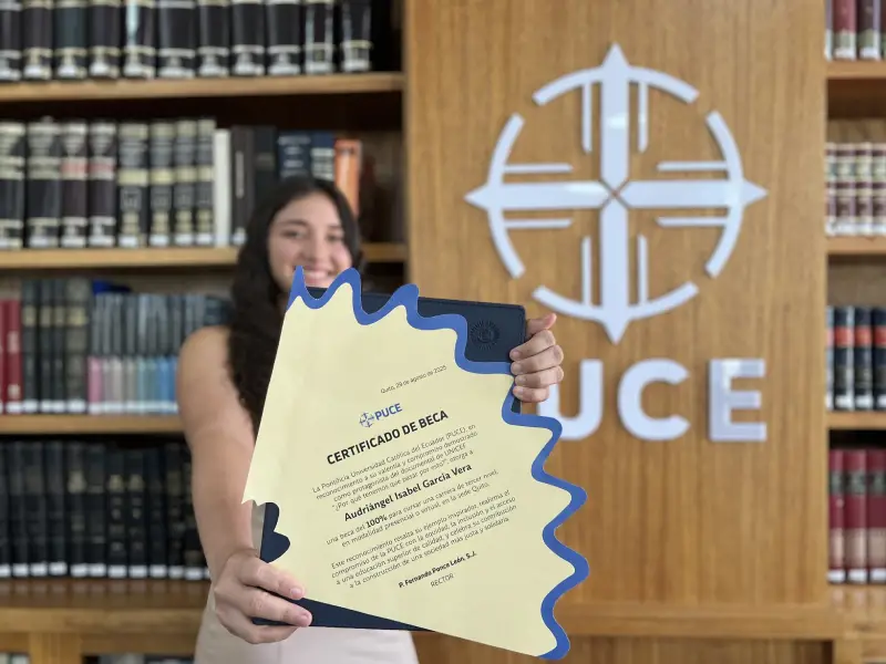 PUCE entrega becas a dos jóvenes migrantes de un documental de UNICEF