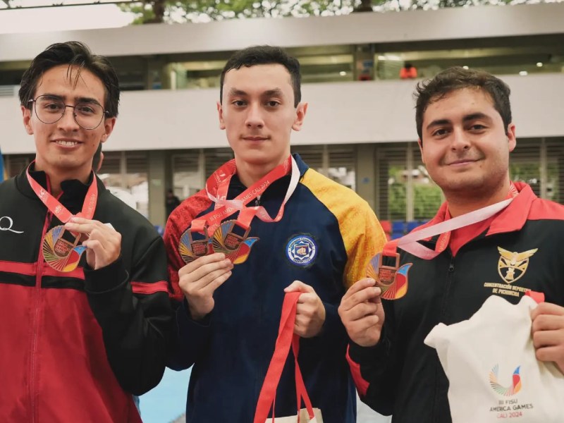 Martín (derecha) junto a sus compañeros de equipo obtuvieron la medalla de bronce en los FISU America Games.