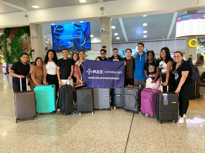 Estudiantes de Negocios Internacionales de la PUCE en Esmeraldas viajaron a Panamá.