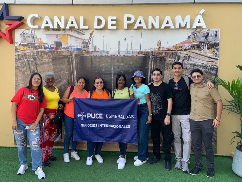 Estudiantes de Negocios Internacionales de la PUCE en Esmeraldas viajaron a Panamá.