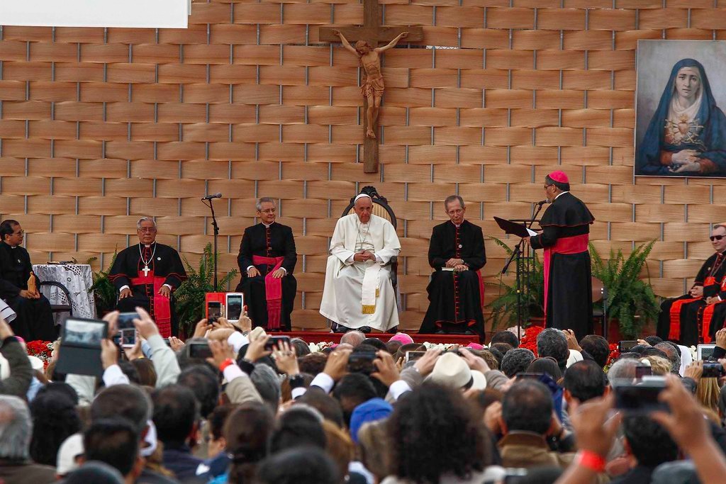 Quito, 07 julio 2015- El papa Francisco en su visita a Ecuador se reunió con estudiantes y profesores de la Pontificia Universidad Católica del Ecuador (PUCE).