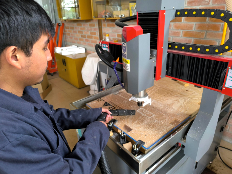 Estudiantes de PUCE-Icam construyeron botes para resolver problemas en la Amazonía.