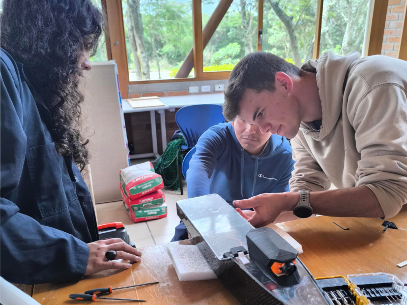 Estudiantes de PUCE-Icam construyen botes que impulsan soluciones sostenibles en Galápagos