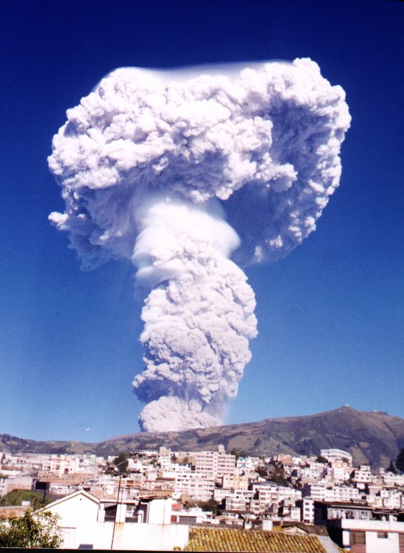 Erupción del volcán Guagua Pichincha en 1999. Foto: IG-EPN.