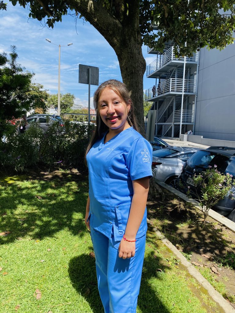 Valerya Guaña con su uniforme nuevo de Odontología