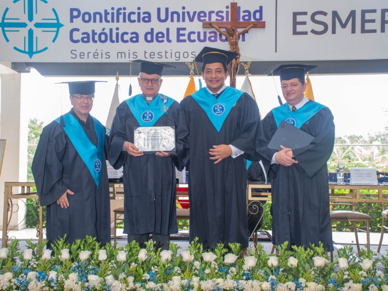 PUCE otorga doctorado honoris causa al Padre Rafael Savoia en Esmeraldas