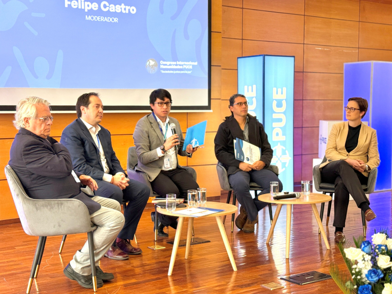 Mesa académica con Andrés Mideros Mora, vicerrector de Docencia y Estudiantes PUCE, Carlos Larrea, docente de Universidad Andina Simón Bolívar - Sede Ecuador, Alfredo Santillán, subdirector de Flacso Ecuador y Cristina Díaz de la Cruz, catedrática de la  Universidad Técnica Particular de Loja. 