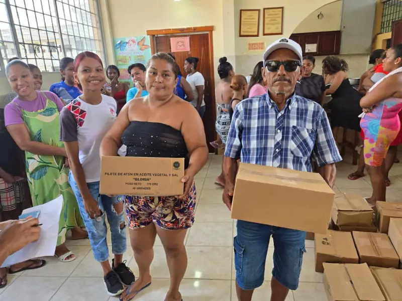 Enrega de víveres y agua en Esmeraldas.