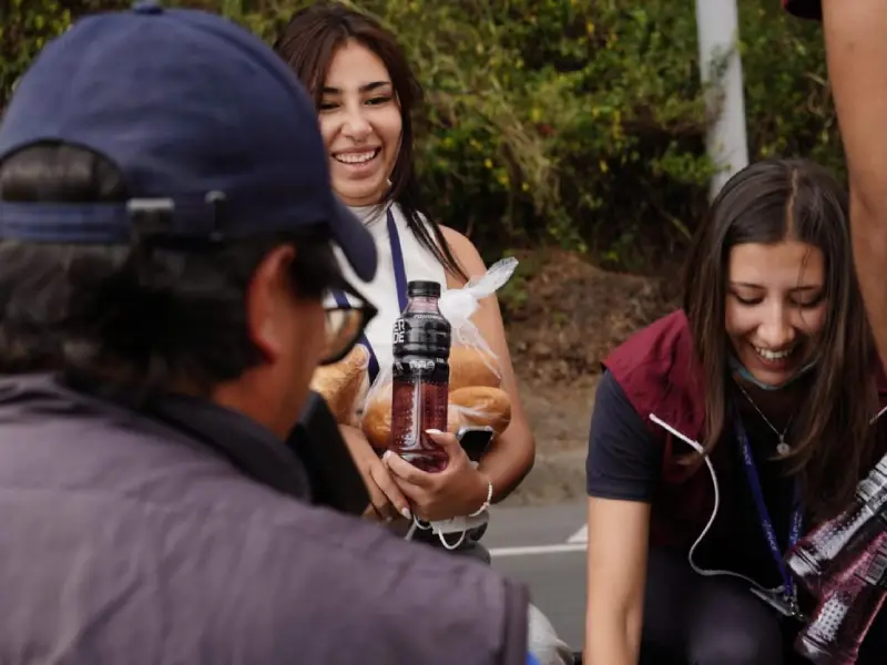 Luego del incendio en el barrio Bolaños, Solidaridad PUCE entregó agua y bebidas hidratantes tanto a los habitantes como al personal de apoyo.
