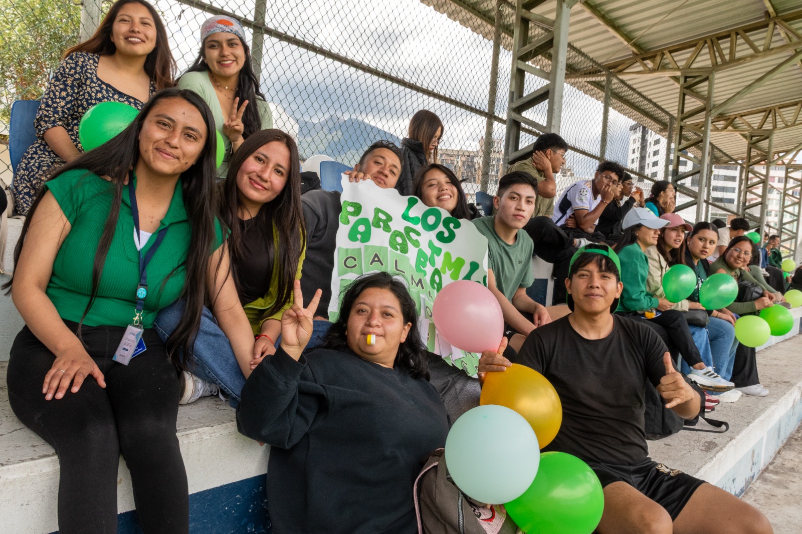 Chicos posando en la cancha de la PUCE