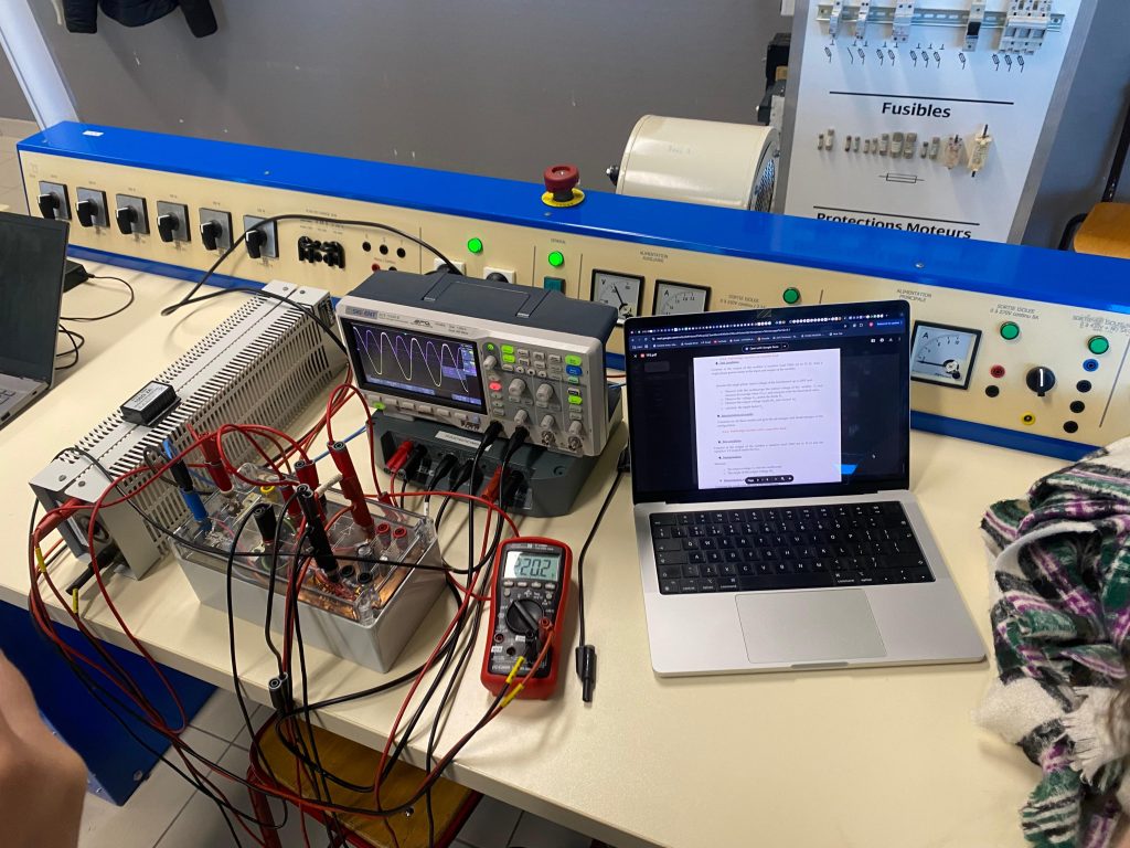 Estudiante de carrera Ingeniería Integral, durante su práctica informática en el ICAM Francia