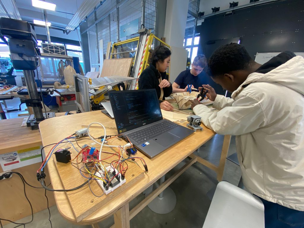 Estudiante de Ingeniería Integral, durante su práctica mecánica en el ICAM Francia 