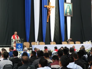 Rector de la PUCE recibió felicitaciones tras su asunción