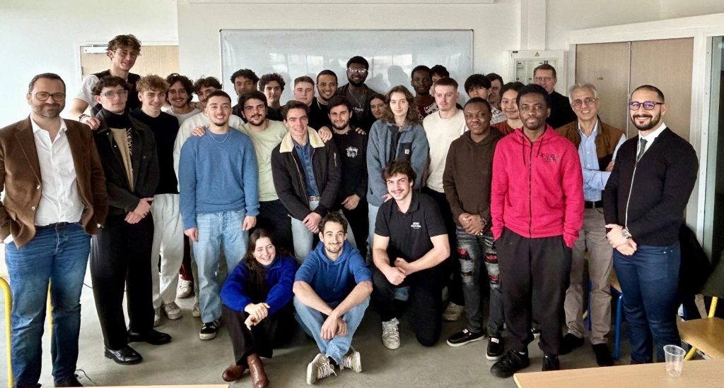 Diego Tipan con sus compañeros y profesores.