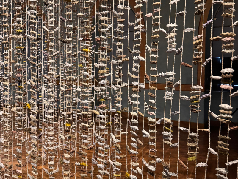 Las figuras se crearon con papel maché con la impronta de cerrar la mano como puño. Foto : Cortesía Pamela Suasti.
