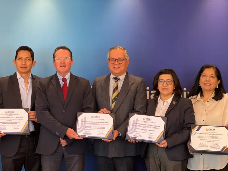 La PUCE consolida su liderazgo académico con certificaciones del CACES