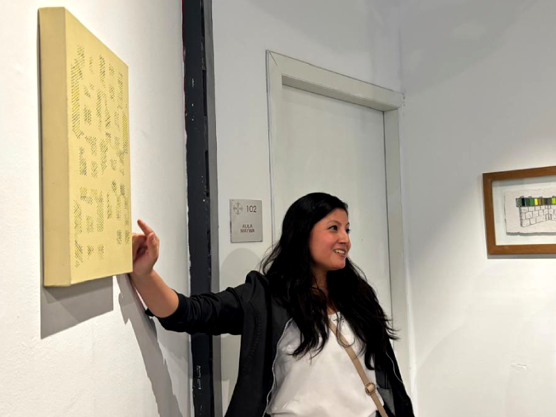 Melissa De la A visita la PUCE con la muestra Raíces urbanas 