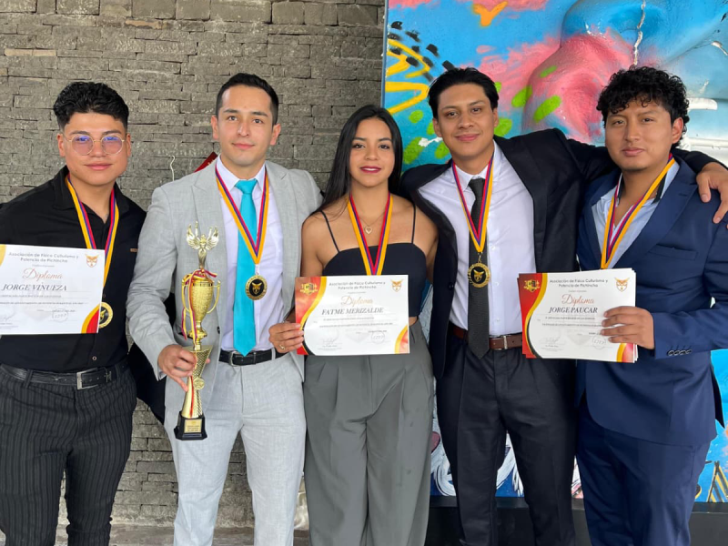 Deportistas PUCE reciben reconocimientos provinciales en  levantamiento de potencia