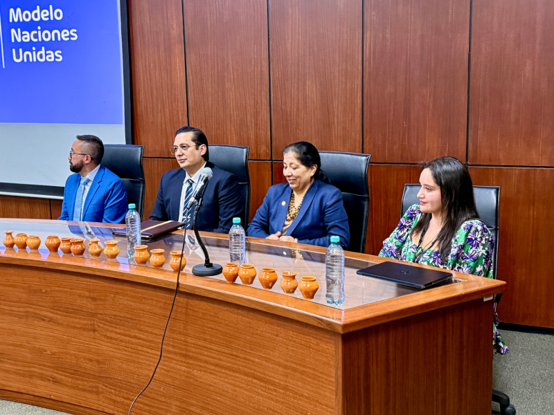 De derecha a izquierda: Juan Carlos Valarezo, docente investigador; César López, cónsul de El Salvador en Ecuador; Elizabeth García, decana de la Facultad de Derecho y Sociedad; y Sofía Guerra, secretaria general del PUCEMUN. 